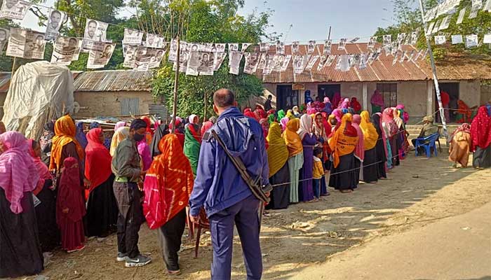 নাকে কাপড় চেপে গোয়ালঘরে ভোট দিচ্ছেন ভোটাররা